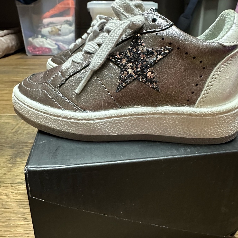 ShuShop Paz Toddler Sneaker. Gunmetal with Glitter Star.